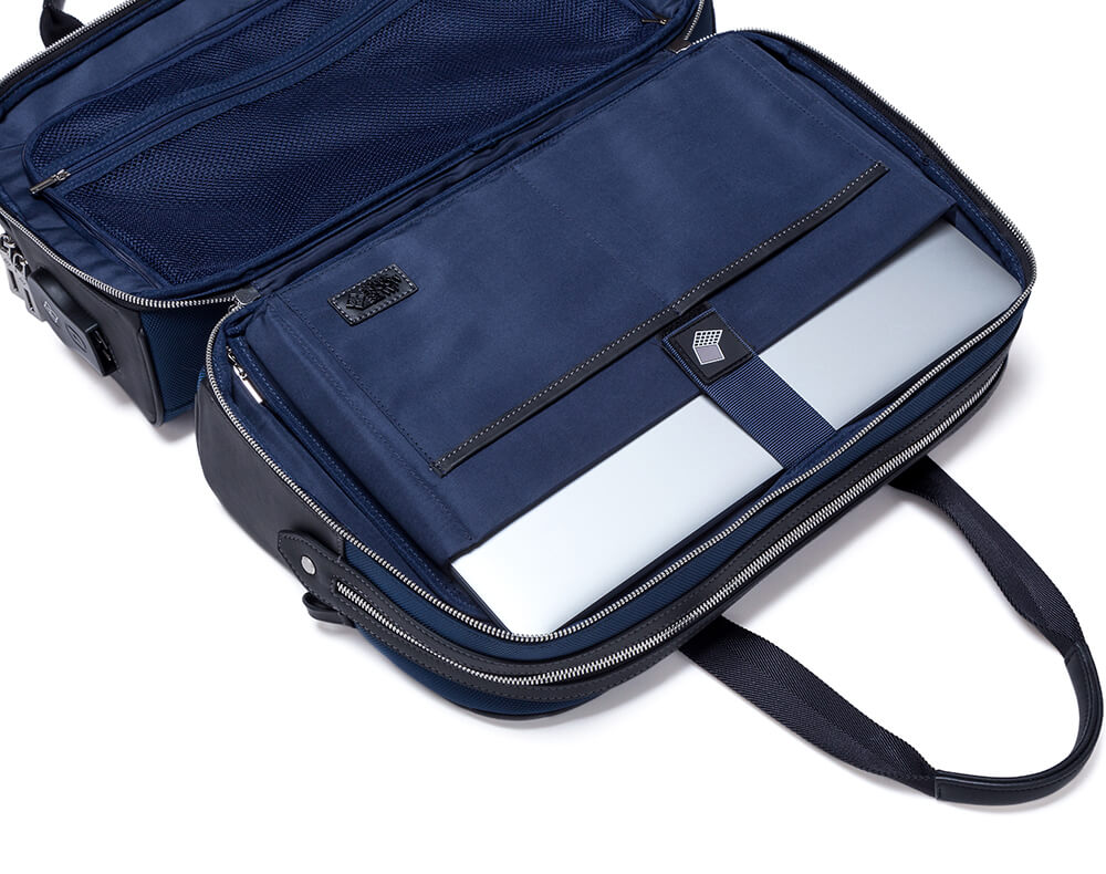 JMNY Atlas travel bag in navy blue inside pockets